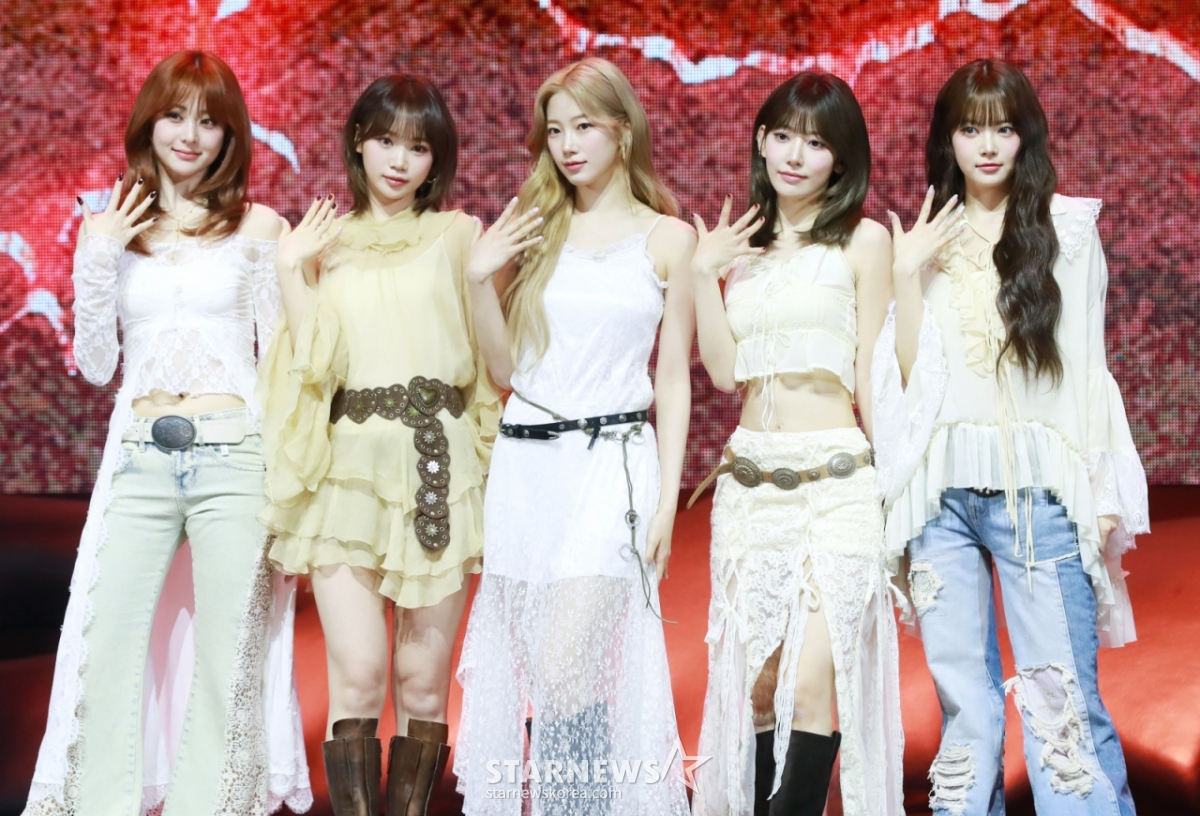 걸그룹 르세라핌(LE SSERAFIM)이 14일 오전 서울 광진구 예스24라이브홀에서 진행된 미니 5집 ‘HOT’ 발매기념 쇼케이스에서 포즈를 취하고 있다. 이번 앨범은 팝 장르의 타이틀곡 ‘HOT’을 비롯해 ‘Born Fire’, ‘Come Over’, ‘Ash’, ‘So Cynical(Badum)’등 총 5곡이 수록됐다. /2025.03.14 /사진=이동훈 photoguy@