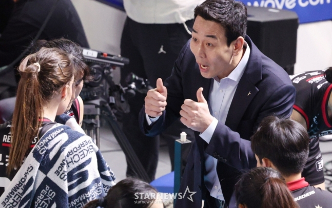 고희진 감독(오른쪽)이 부키리치에게 엄지를 치켜올리며 칭찬하고 있다. /사진=김진경 대기자