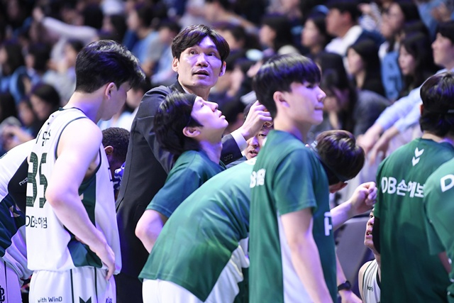 김주성 원주 DB 감독(가운데). /사진=KBL 제공