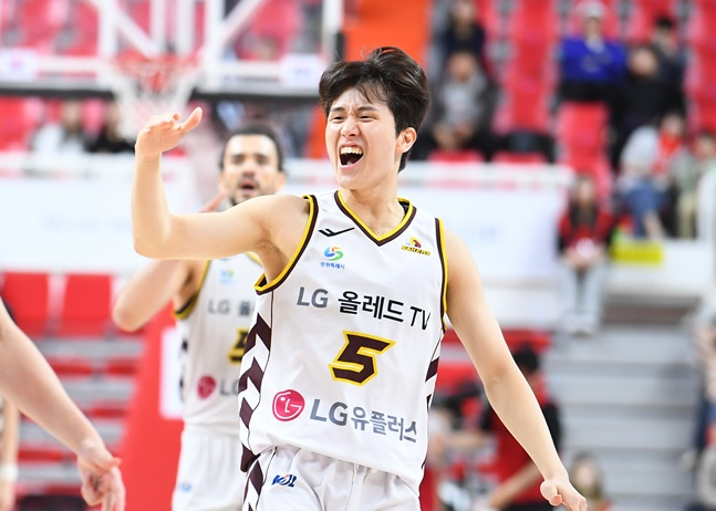 LG 양준석이 5일 현대모비스전에서 포효하고 있다. /사진=KBL 제공
