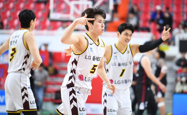 LG 양준석(가운데). /사진=KBL 제공