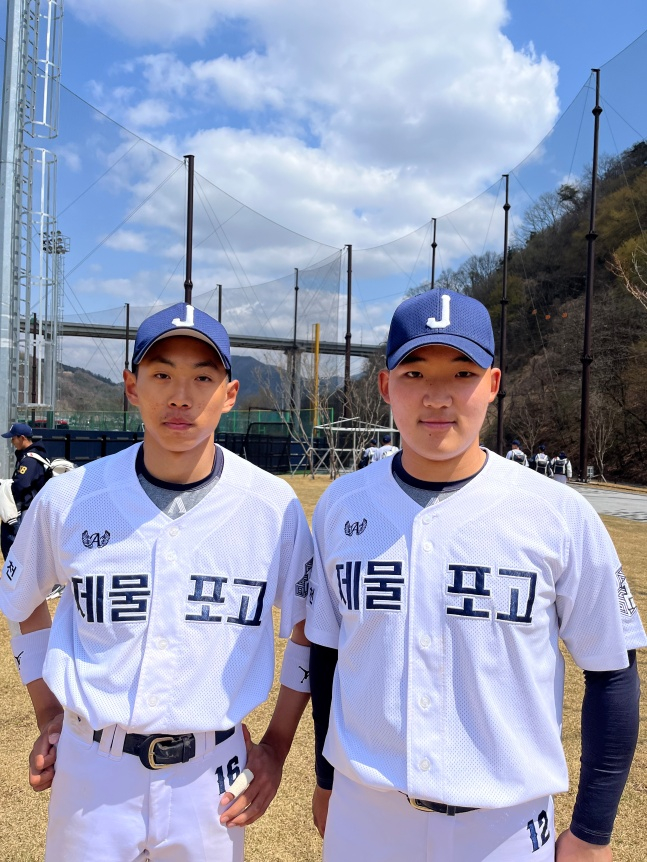 제물포고의 임현철(왼쪽)과 서민찬이 2025 신세계 이마트배 16강에 진출했다. /사진= 대한야구소프트볼협회 제공