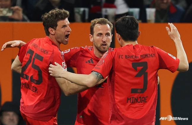 2-1을 만드는 케인(가운데)의 골에 기뻐하는 뮬러(왼쪽)와 김민재(오른쪽). /AFPBBNews=뉴스1