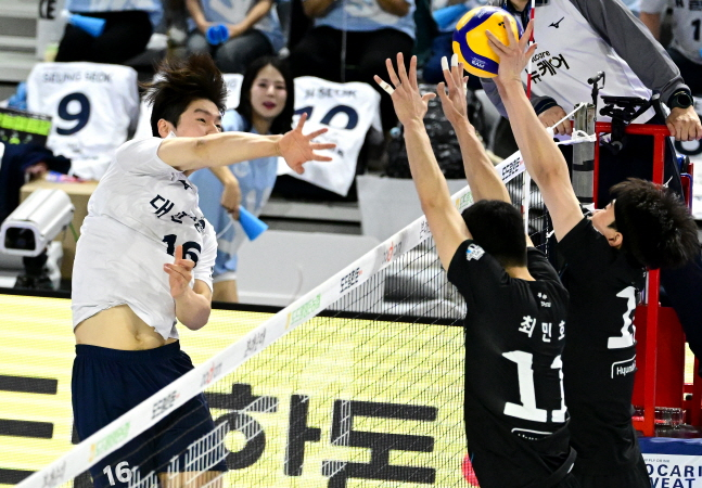 정한용(왼쪽부터)의 공격을 막아내고 있는 최민호와 정지석. /사진=KOVO 제공