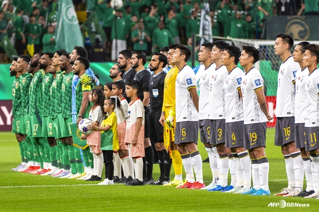 지난 3월 열린 월드컵 예선전을 앞두고 도열해 있는 사우디 선수들과 중국 선수들. /AFPBBNews=뉴스1