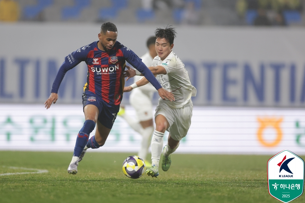 경합을 펼치는 수원 안데르손(왼쪽)과 포항 강민준(오른쪽). /사진=한국프로축구연맹 제공