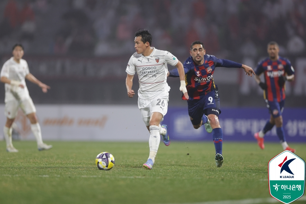 이태석(왼쪽)과 싸박. /사진=한국프로축구연맹 제공