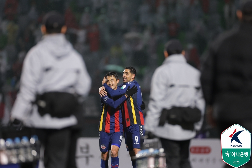 싸박(오른쪽)과 김태한이 세리머니를 하고 있다. /사진=한국프로축구연맹 제공