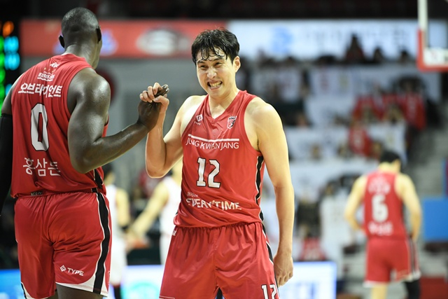 기뻐하는 안양 정관장 조니 오브라이언트와 김영현(오른쪽). /사진=KBL 제공