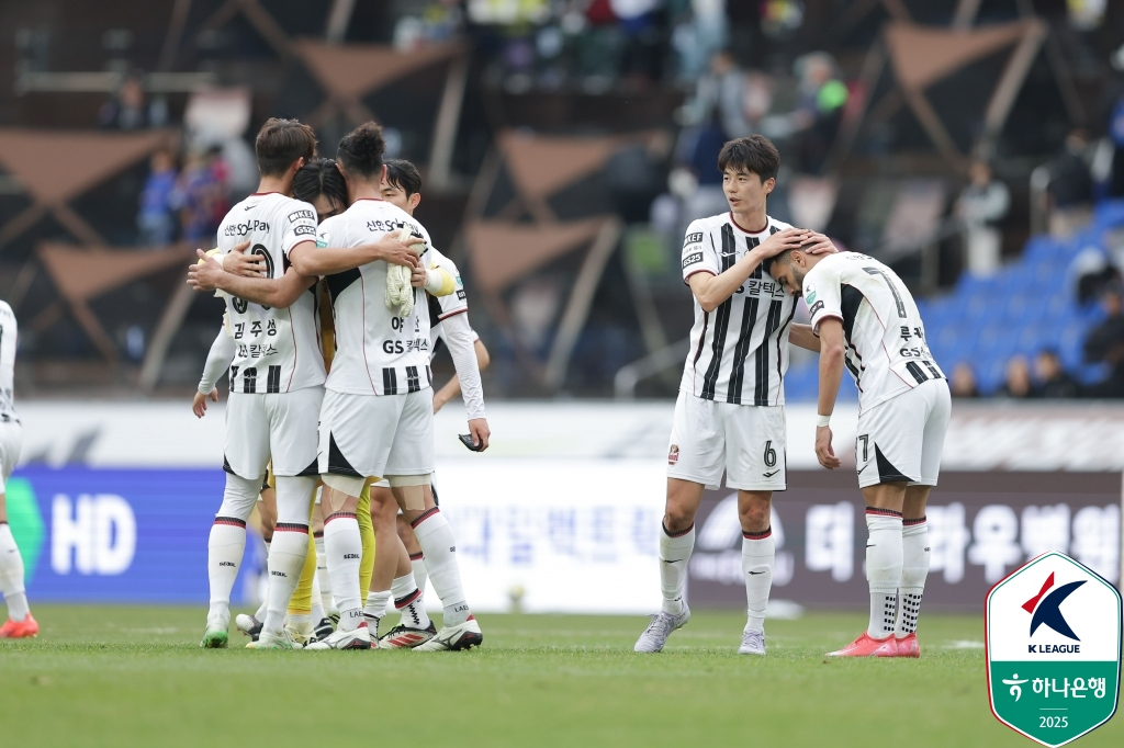 경기 후 격려하는 FC서울 선수들. /사진=한국프로축구연맹 제공