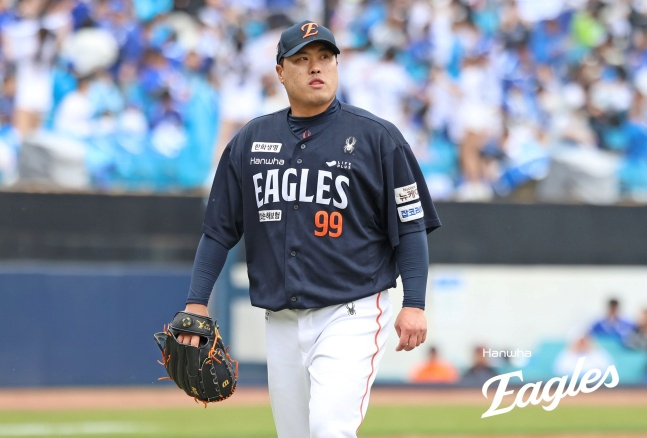 한화 류현진이 5일 대구 삼성라이온즈파크에서 열린 2025 신한 SOL Bank KBO리그 정규시즌 방문경기에서 마운드를 내려오고 있다. /사진=한화 이글스 제공