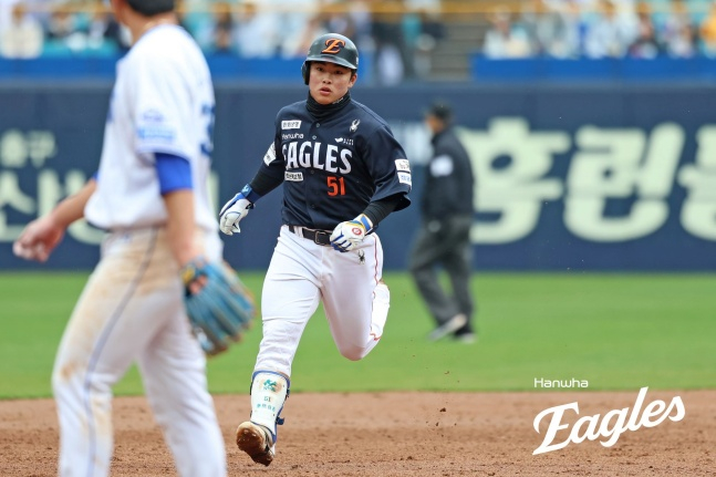 한화 문현빈이 5일 대구 삼성라이온즈파크에서 열린 2025 신한 SOL Bank KBO리그 정규시즌 방문경기 9회초 2사 1, 2루에서 우월 3점 홈런을 때려내고 그라운드를 돌고 있다. /사진=한화 이글스 제공