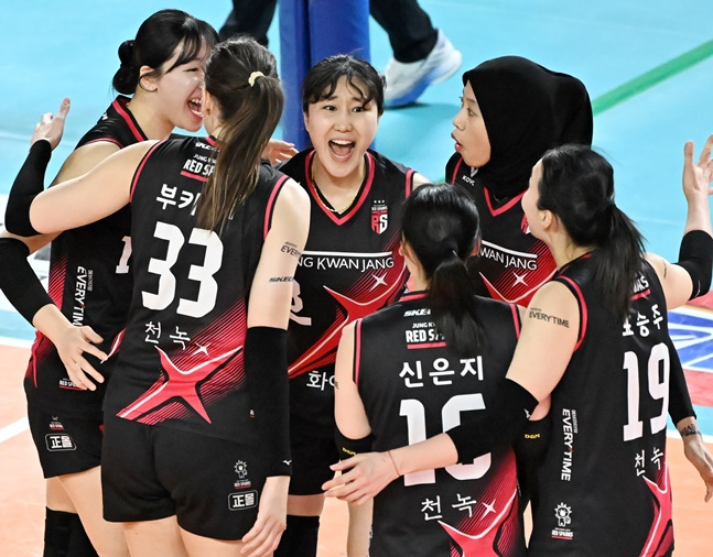 정관장 선수들이 6일 흥국생명과 챔프전 4차전에서 득점 후 함께 기뻐하고 있다. /사진=KOVO 제공