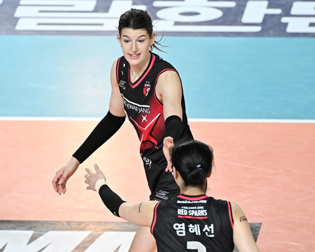 부키리치(왼쪽)과 득점 후 염혜선과 하이파이브를 하고 있다. /사진=KOVO 제공