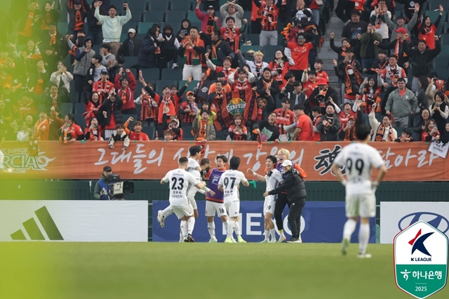 강원FC 선수단. /사진=한국프로축구연맹 제공