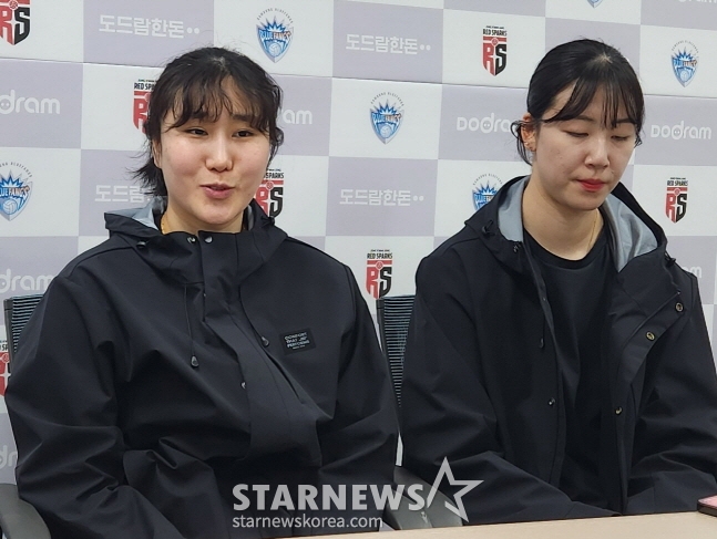 정관장 염혜선(왼쪽)과 정호영이 6일 챔프전 4차전 승리 후 인터뷰를 하고 있다. /사진=안호근 기자