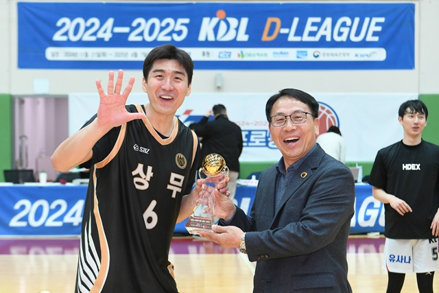 D리그 MVP를 차지한 양홍석(왼쪽). /사진=KBL 제공