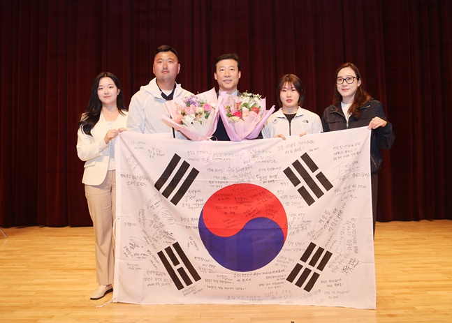 김택수 신임 선수촌장이 7일 취임식에서 대표팀 선수들과 기념 촬영을 하고 있다. /사진=대한체육회