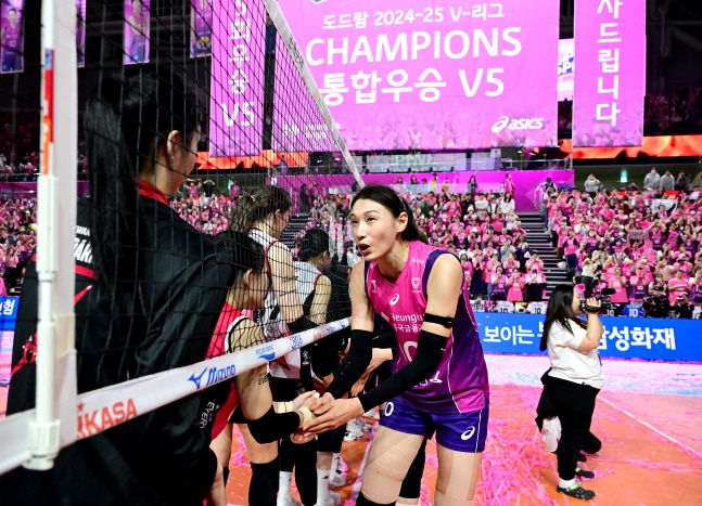 김연경(오른쪽)이 우승 후 정관장 선수들과 악수를 나누고 있다. /사진=김진경 대기자