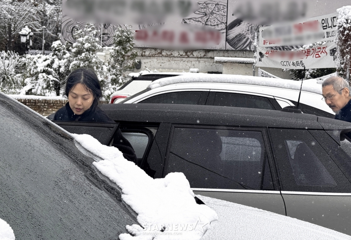 (서울=뉴스1) 박혜성 기자 = 홍상수 감독(64)과 연인 사이인 배우 김민희(42)가 임신한 것으로 알려졌다. 17일 디스패치에 따르면 김민희는 지난해 여름 홍상수 감독의 아이를 자연 임신한 것을 알았으며, 올 봄 출산 예정이라고 보도했다. 사진은 임신 초기인 지난해 11월 27일 하얀 눈이 내리던 날 경기도 양평 인근 식당을 김민희와 함께 찾은 홍상수 감독. (뉴스1`DB)2025.1.17/뉴스1 Copyright © 뉴스1. All rights reserved. 무단 전재 및 재배포, AI학습 이용 금지. /사진=(서울=뉴스1) 박혜성 기자
