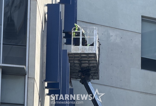 2일 창원NC파크에서 알루미늄 루버에 대한 점검이 이뤄지고 있다. /사진=양정웅 기자