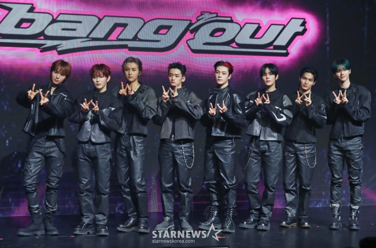그룹 휘브(WHIB)가 9일 오후 서울 강남구 성암아트홀에서 진행된 네 번째 싱글 앨범 ‘BANG OUT’ 발매기념 쇼케이스에서 포즈를 취하고 있다. /2025.04.09 /사진=이동훈 photoguy@
