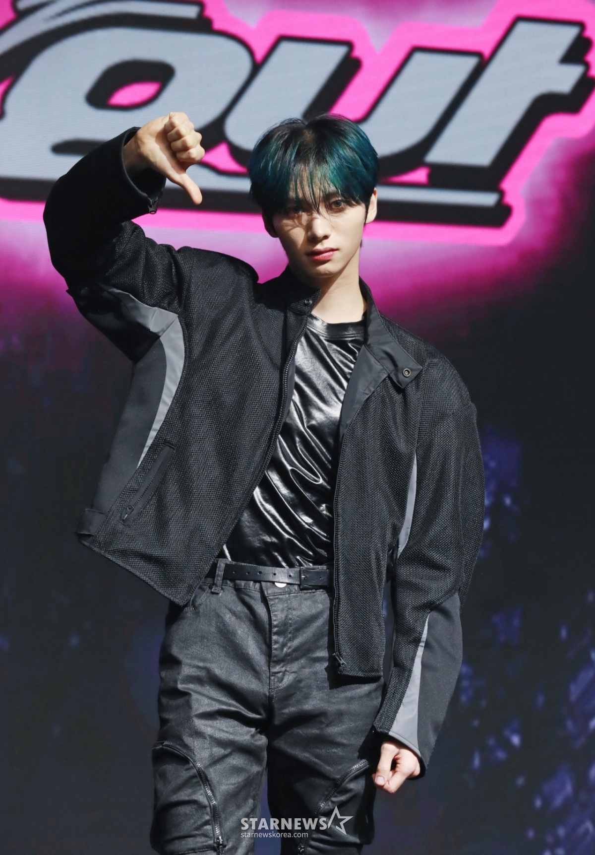 그룹 휘브(WHIB) 진범이 9일 오후 서울 강남구 성암아트홀에서 진행된 네 번째 싱글 앨범 ‘BANG OUT’ 발매기념 쇼케이스에서 포즈를 취하고 있다. /2025.04.09 /사진=이동훈 photoguy@