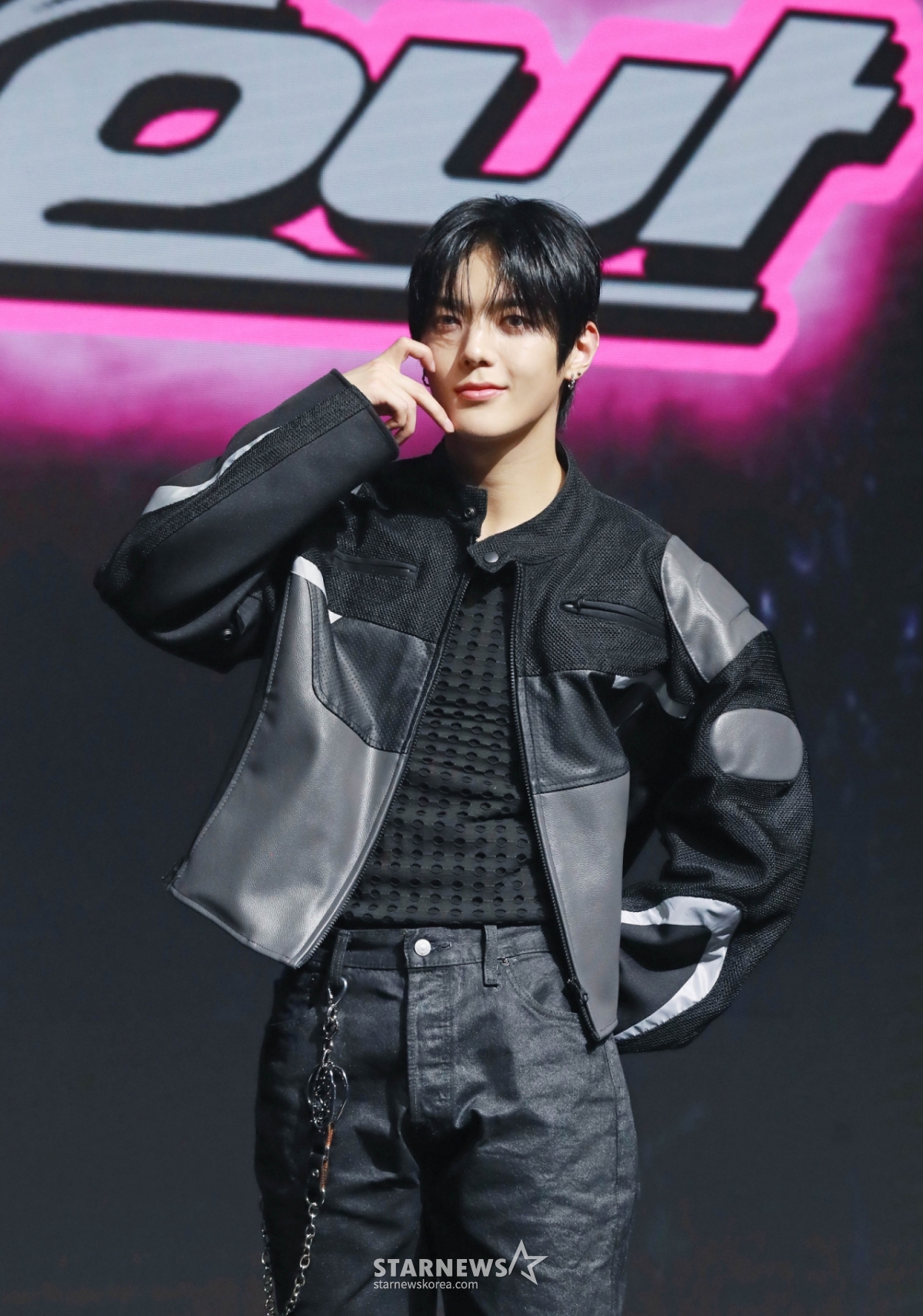 그룹 휘브(WHIB) 이정이 9일 오후 서울 강남구 성암아트홀에서 진행된 네 번째 싱글 앨범 ‘BANG OUT’ 발매기념 쇼케이스에서 포즈를 취하고 있다. /2025.04.09 /사진=이동훈 photoguy@