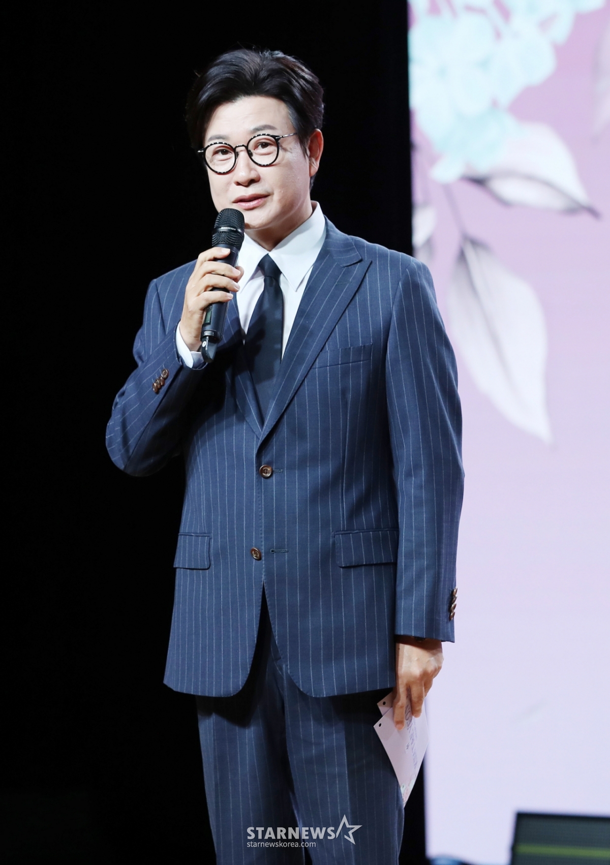 방송인 김성주가 9일 서울 강남구 일지아트홀에서 열린 정규 1집 '설레임' 발매 기념 쇼케이스에서 진행을 하고 있다. 2025.04.09 /사진=김휘선 hwijpg@