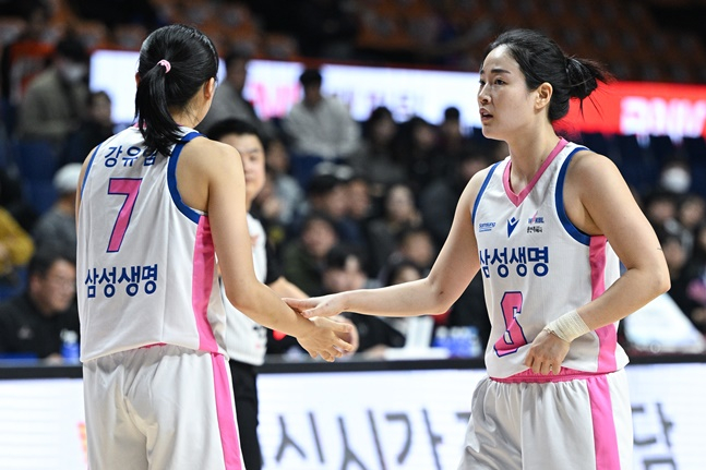 강유림(왼쪽)과 김아름. /사진=WKBL 제공