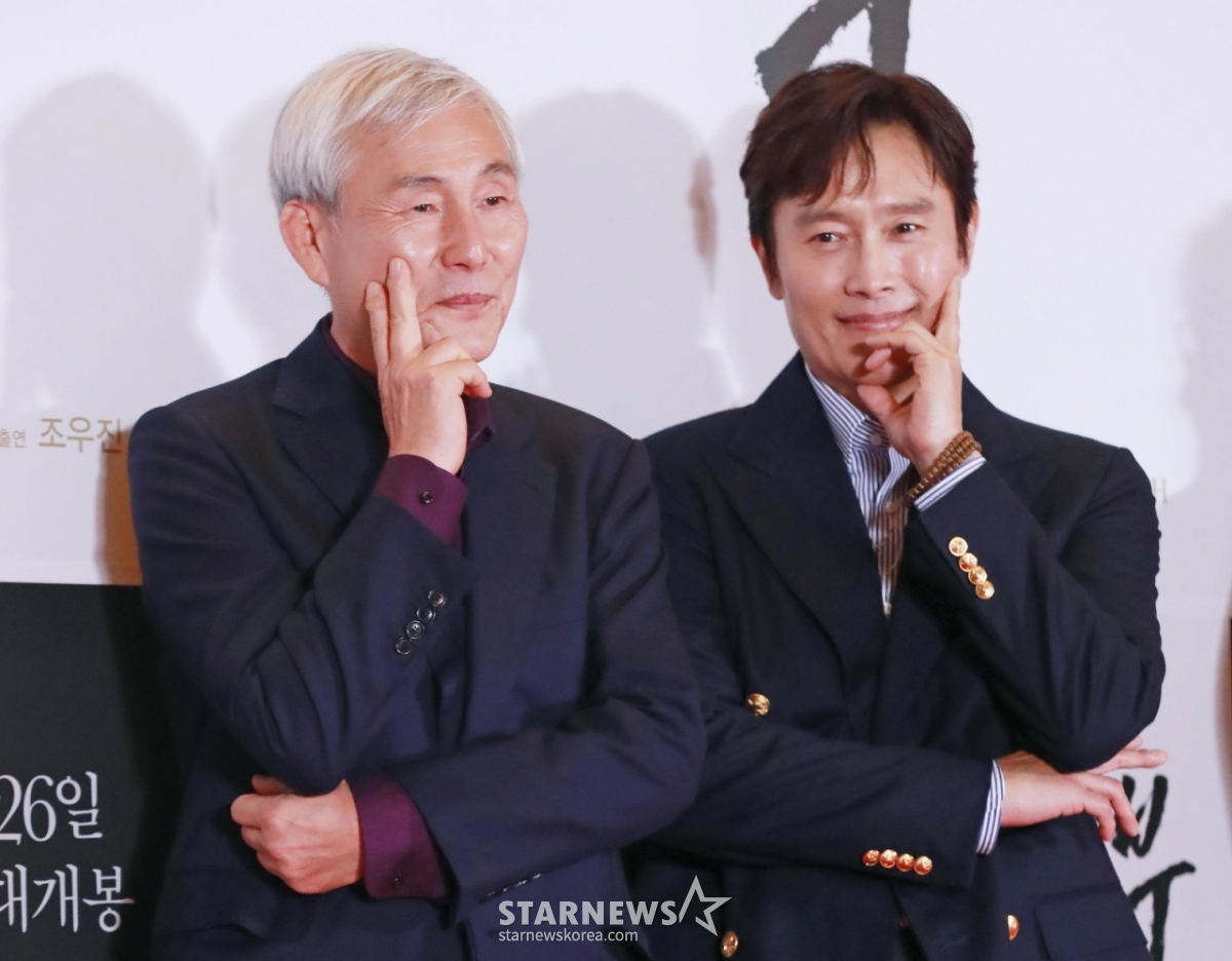 바둑기사 조훈현, 배우 이병헌이 19일 오후 서울 CGV용산아이파크몰에서 진행된 영화 '승부' VIP시사회에 참석해 포즈를 취하고 있다. /2025.03.19 /사진=이동훈 photoguy@