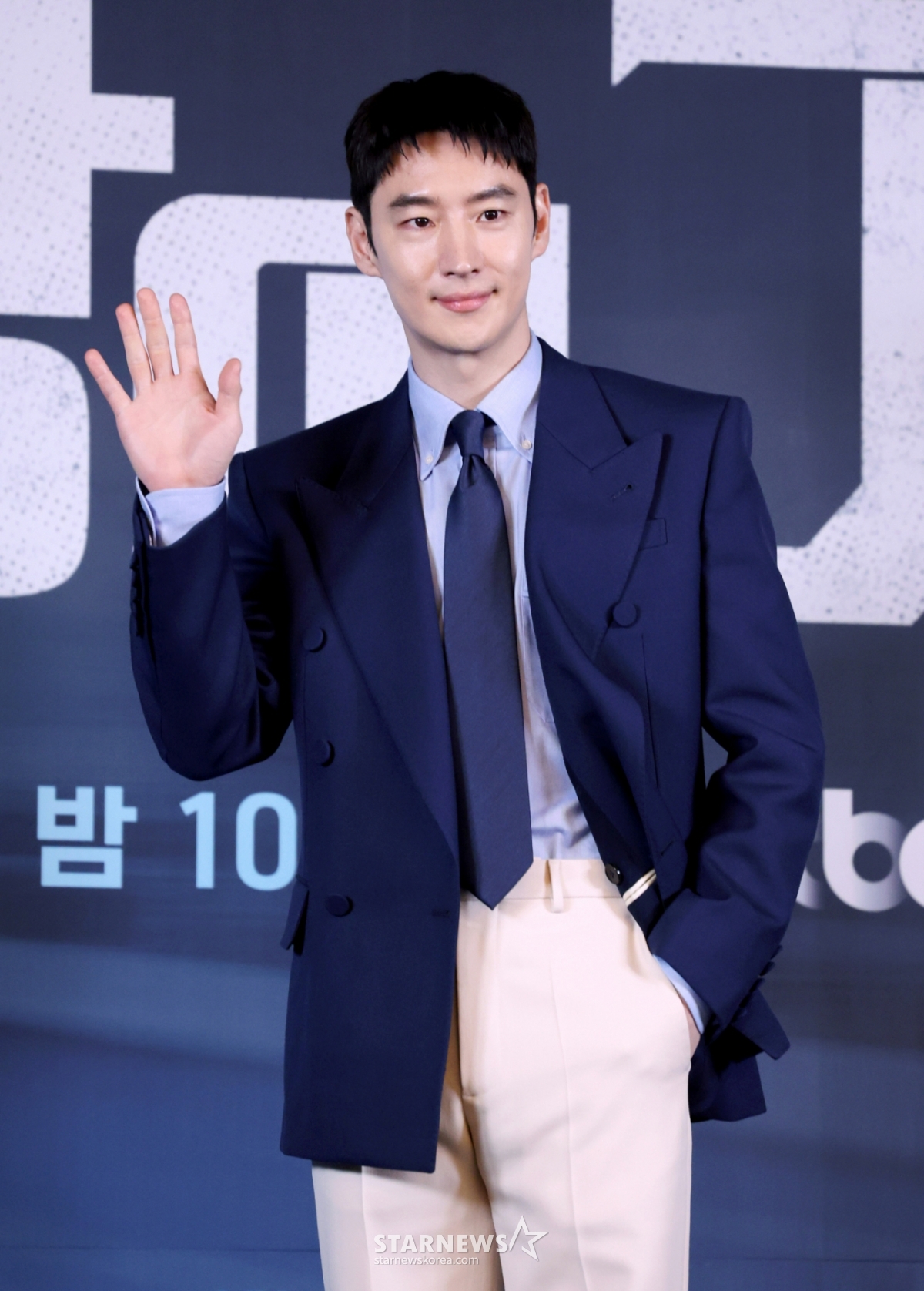 [서울=뉴시스] 김진아 기자 = 배우 이제훈이 6일 서울 구로구 라마다서울 신도림 호텔에서 열린 JTBC 새 토일드라마 ‘협상의 기술’ 제작발표회에서 포즈를 취하고 있다.   ‘협상의 기술’은 전설의 협상가로 불리는 대기업의 M&A 전문가와 그 팀의 활약상을 그리는 드라마다. 2025.03.06. bluesoda@newsis.com /사진=김진아
