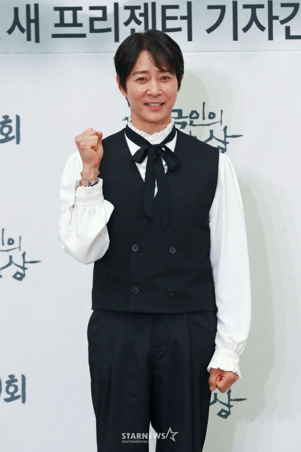 배우 최수종이 10일 오후 서울 여의도 KBS에서 진행된 '한국인의 밥상' 700회 및 새 프리젠터 기자간담회에 참석해 포즈를 취하고 있다. '한국인의 밥상'은 2011년 첫 방송 후 14년 3개월간 전국 방방곡곡의 한 끼 식사를 통해 한국인의 삶과 문화를 담아온 푸드멘터리 프로그램이다. /2025.04.10 /사진=이동훈 photoguy@
