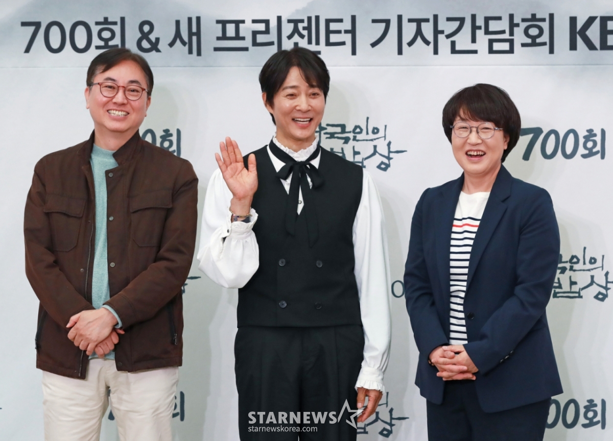 임기순 PD, 배우 최수종, 전선애 작가가 10일 오후 서울 여의도 KBS에서 진행된 '한국인의 밥상' 700회 및 새 프리젠터 기자간담회에 참석해 포즈를 취하고 있다. '한국인의 밥상'은 2011년 첫 방송 후 14년 3개월간 전국 방방곡곡의 한 끼 식사를 통해 한국인의 삶과 문화를 담아온 푸드멘터리 프로그램이다. /2025.04.10 /사진=이동훈 photoguy@