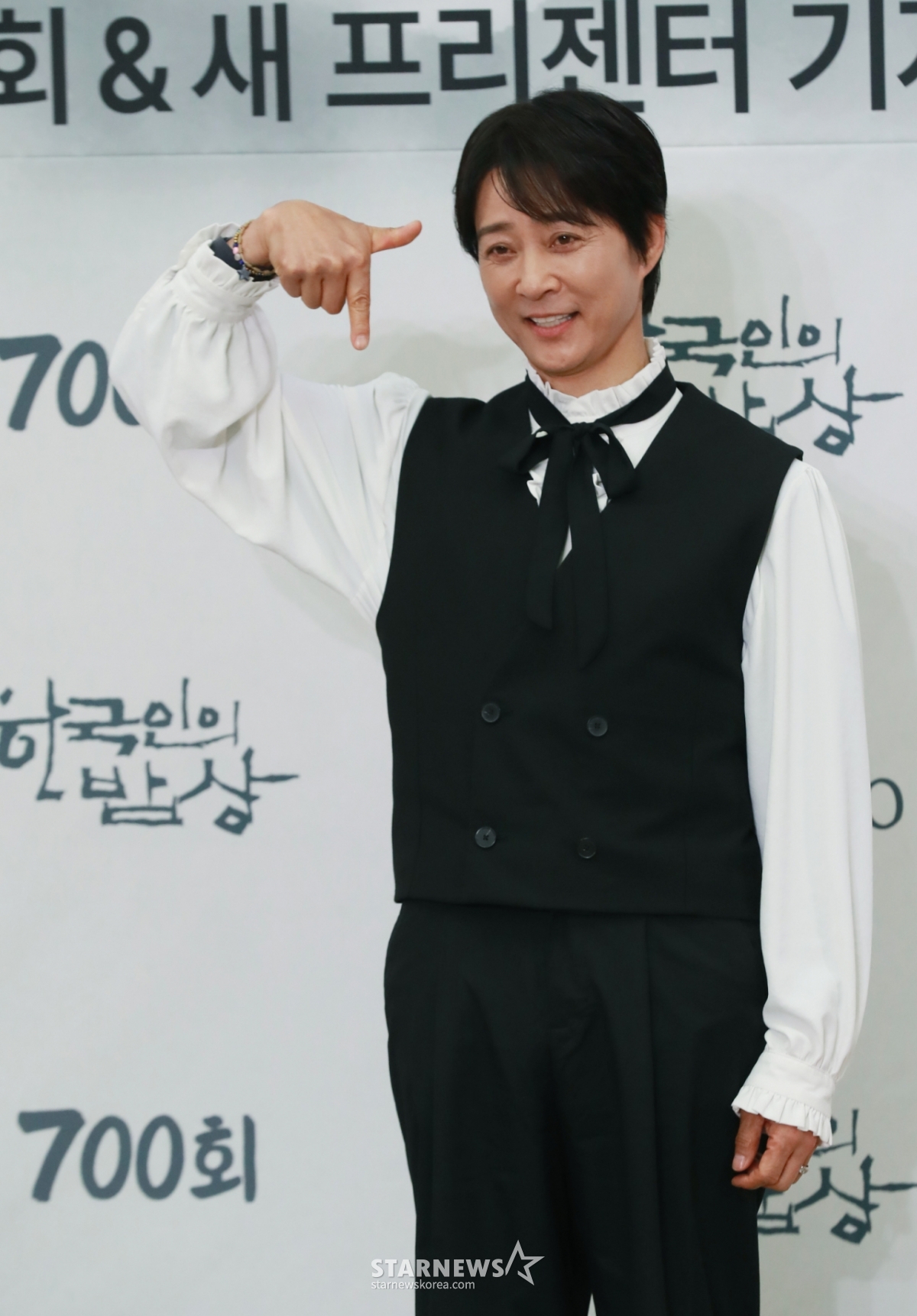 배우 최수종이 10일 오후 서울 여의도 KBS에서 진행된 '한국인의 밥상' 700회 및 새 프리젠터 기자간담회에 참석해 포즈를 취하고 있다. '한국인의 밥상'은 2011년 첫 방송 후 14년 3개월간 전국 방방곡곡의 한 끼 식사를 통해 한국인의 삶과 문화를 담아온 푸드멘터리 프로그램이다. /2025.04.10 /사진=이동훈 photoguy@