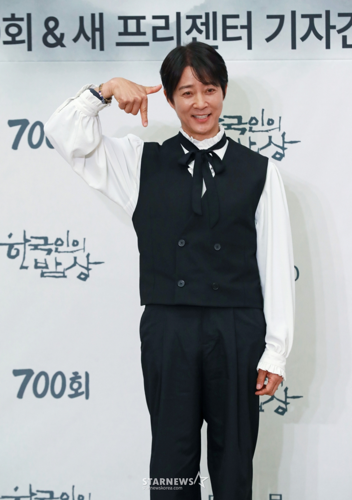 배우 최수종이 10일 오후 서울 여의도 KBS에서 진행된 '한국인의 밥상' 700회 및 새 프리젠터 기자간담회에 참석해 포즈를 취하고 있다. '한국인의 밥상'은 2011년 첫 방송 후 14년 3개월간 전국 방방곡곡의 한 끼 식사를 통해 한국인의 삶과 문화를 담아온 푸드멘터리 프로그램이다. /2025.04.10 /사진=이동훈 photoguy@