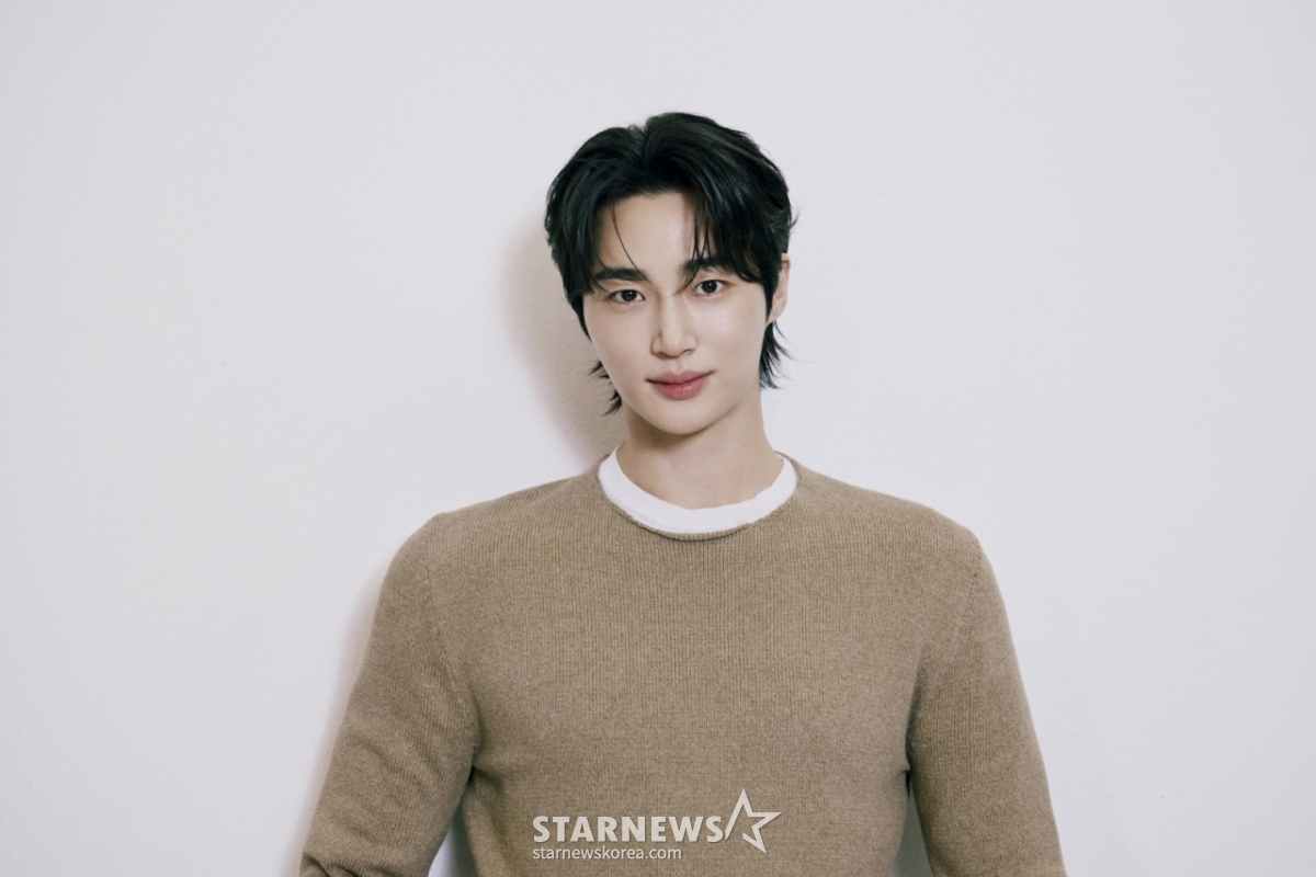 배우 변우석이 서울 종로구 스타뉴스 사옥에서 진행된 '제 9회 아시아 아티스트 어워즈'(The 9th Asia Artist Awards, 이하 'AAA 2024')' 수상 인터뷰를 위해 포즈를 취하고 있다. 변우석은 지난달 27일(현지시각) 태국 방콕에서 열린 'AAA 2024'에서 '대상' 격인 '올해의 남우주연상'과 더불어 'AAA 인기상', 'AAA 아시아 셀러브리티상', '베스트 아티스트상', '베스트 커플상', '베스트 OST상' 등을 차지했다. / 사진제공=바로엔터테인먼트 /사진=김창현 chmt@