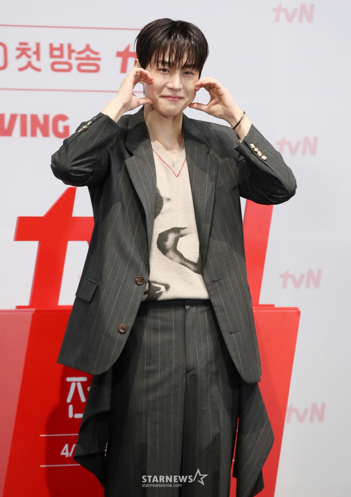 배우 강유석이 10일 오후 서울 구로구 라마다신도림에서 열린 tvN 새 토일드라마 '언젠가는 슬기로울 전공의생활' 제작발표회에서 포즈를 취하고 있다. /2025.04.10 /사진=김휘선 hwijpg@