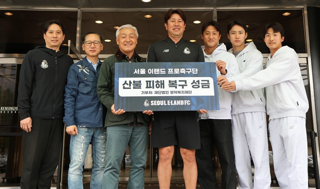 왼쪽부터 서울 이랜드 채승목 사무국장, 최종양 구단주, 김병권 대표이사, 김도균 감독, 주장 김오규, 부주장 곽윤호, 박창환. /사진=이랜드FC