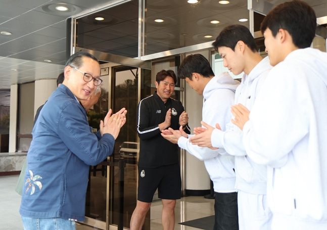 선수단을 격려하는 최종양 구단주(왼쪽). /사진=이랜드FC