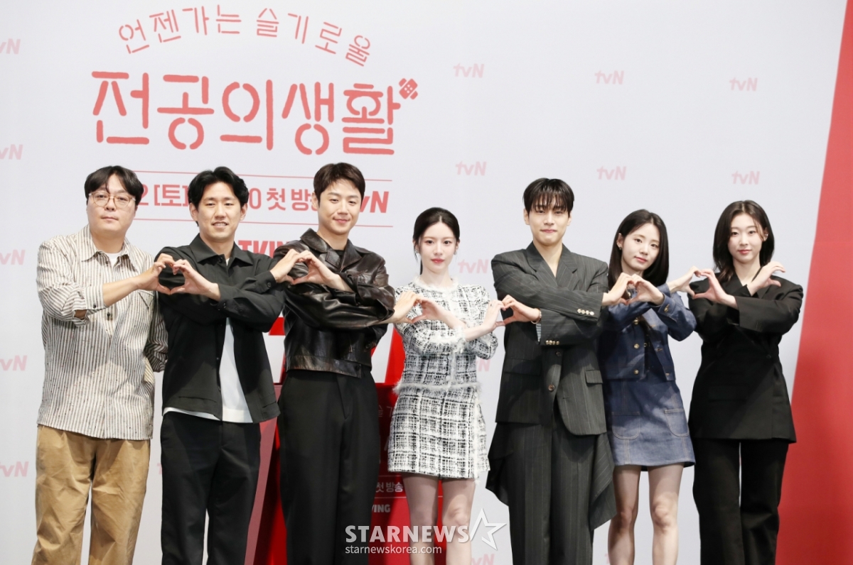 신원호 크리에이터, 이민수 감독, 배우 정준원, 고윤정, 강유석, 신시아, 한예지가 10일 오후 서울 구로구 라마다신도림에서 열린 tvN 새 토일드라마 '언젠가는 슬기로울 전공의생활' 제작발표회에서 포즈를 취하고 있다. /2025.04.10 /사진=김휘선 hwijpg@