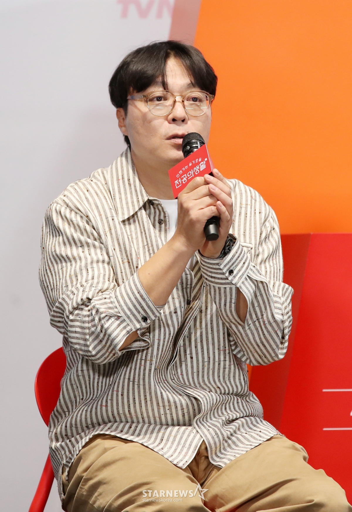 신원호 크리에이터가 10일 오후 서울 구로구 라마다신도림에서 열린 tvN 새 토일드라마 '언젠가는 슬기로울 전공의생활' 제작발표회에서 질의응답을 하고 있다. /2025.04.10 /사진=김휘선 hwijpg@
