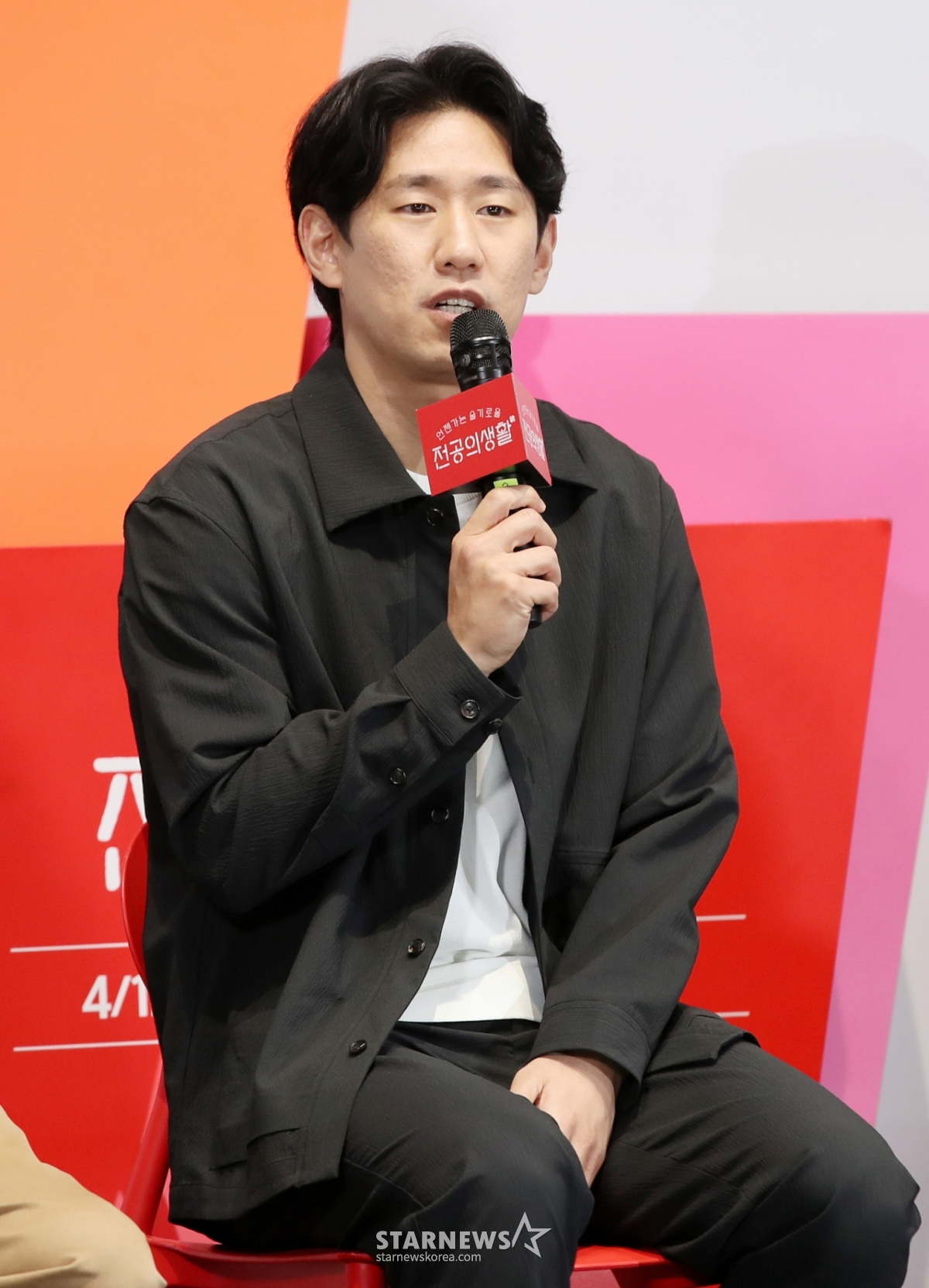 이민수 감독이 10일 오후 서울 구로구 라마다신도림에서 열린 tvN 새 토일드라마 '언젠가는 슬기로울 전공의생활' 제작발표회에서 질의응답을 하고 있다. /2025.04.10 /사진=김휘선 hwijpg@