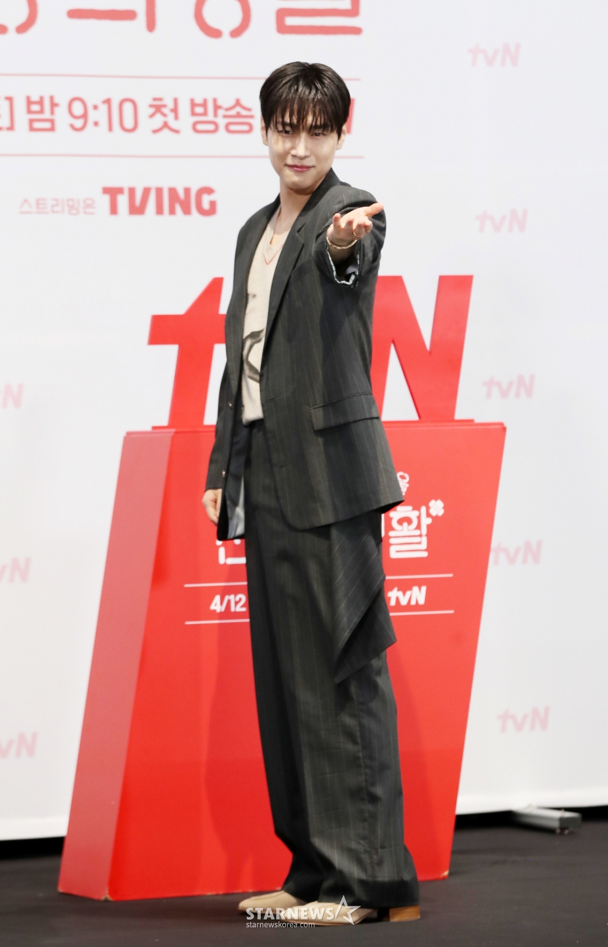 배우 강유석이 10일 오후 서울 구로구 라마다신도림에서 열린 tvN 새 토일드라마 '언젠가는 슬기로울 전공의생활' 제작발표회에서 포즈를 취하고 있다. /2025.04.10 /사진=김휘선 hwijpg@