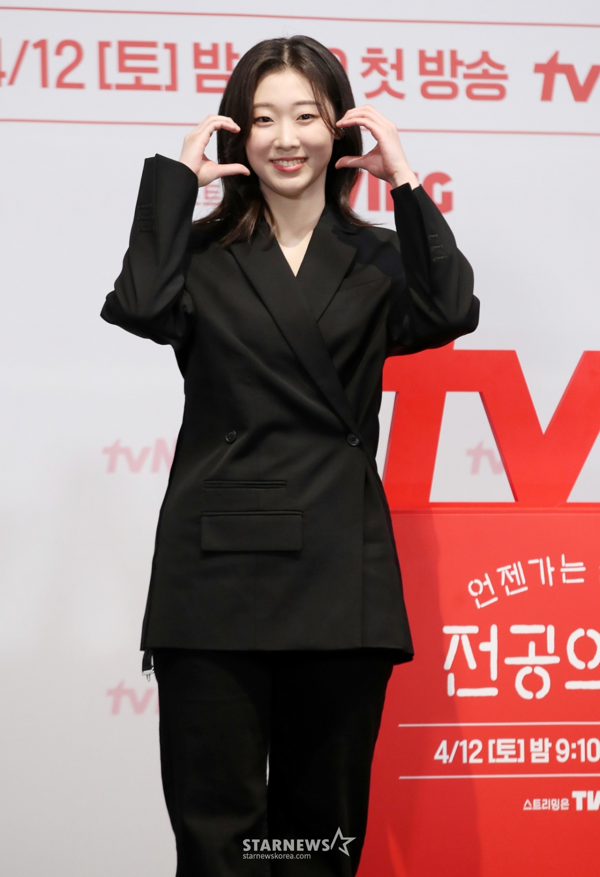 배우 한예지가 10일 오후 서울 구로구 라마다신도림에서 열린 tvN 새 토일드라마 '언젠가는 슬기로울 전공의생활' 제작발표회에서 포즈를 취하고 있다. /2025.04.10 /사진=김휘선 hwijpg@