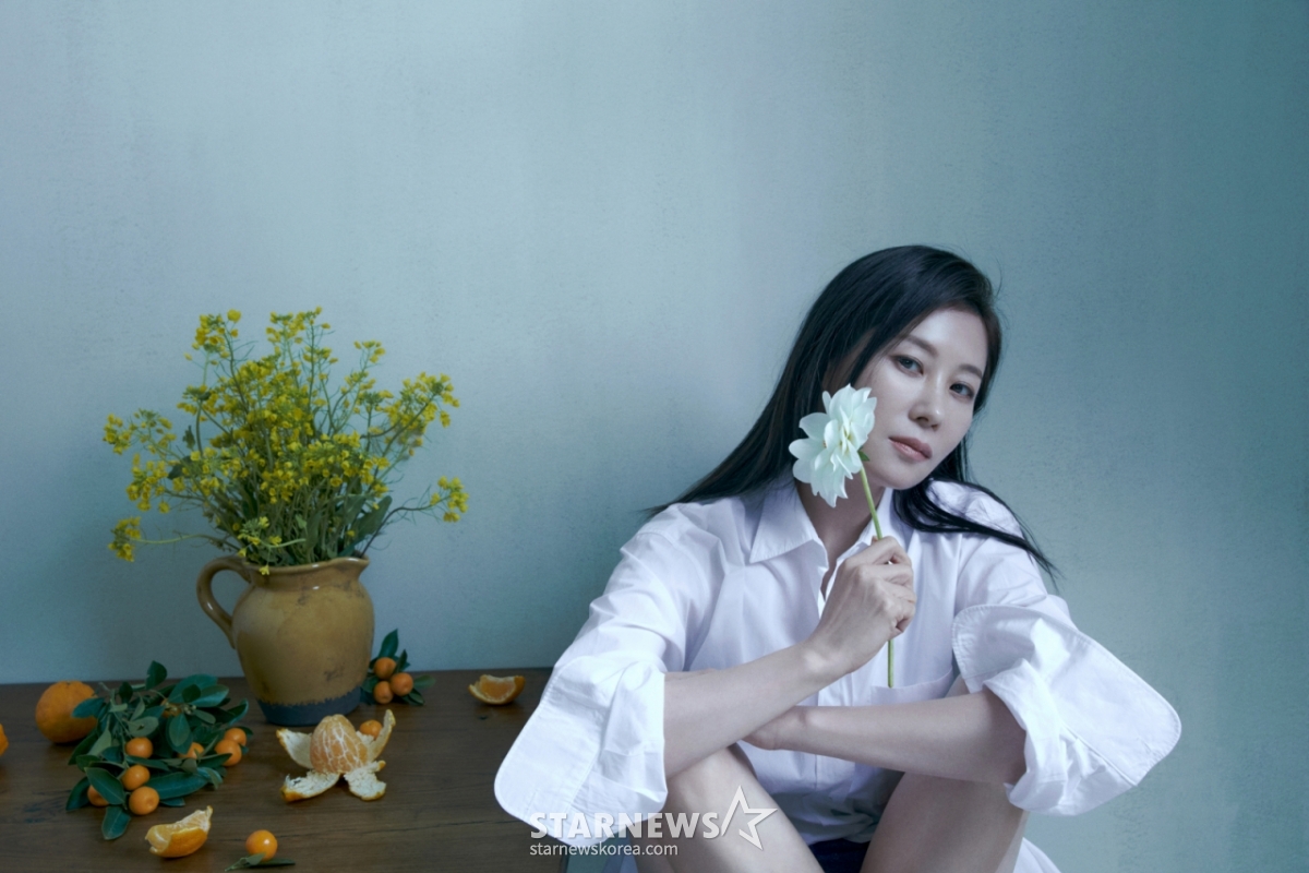 넷플릭스 오리지널 시리즈 '폭싹 속았수다'의 배우 문소리가 2일 진행된 인터뷰를 위해 포즈를 취하고 있다. /사진제공=넷플릭스 2025.04.02 /사진=김휘선 hwijpg@