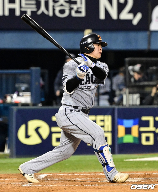한화 문현빈이 10일 잠실 두산전 6회초 1사 1루에서 안타를 치고 있다.