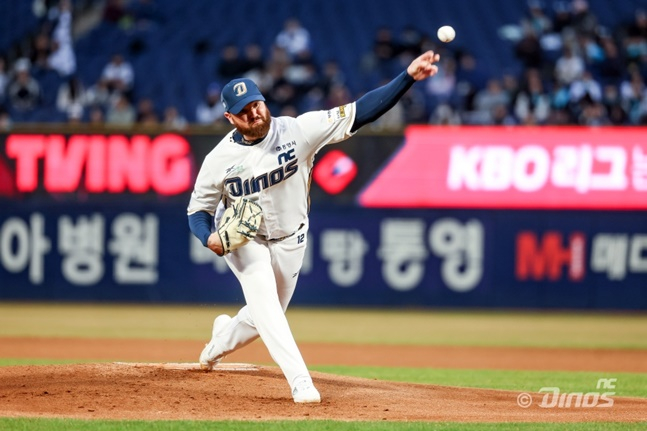 NC 로건 앨런의 뒤로 창원NC파크의 광고가 보이고 있다. /사진=NC 다이노스 제공
