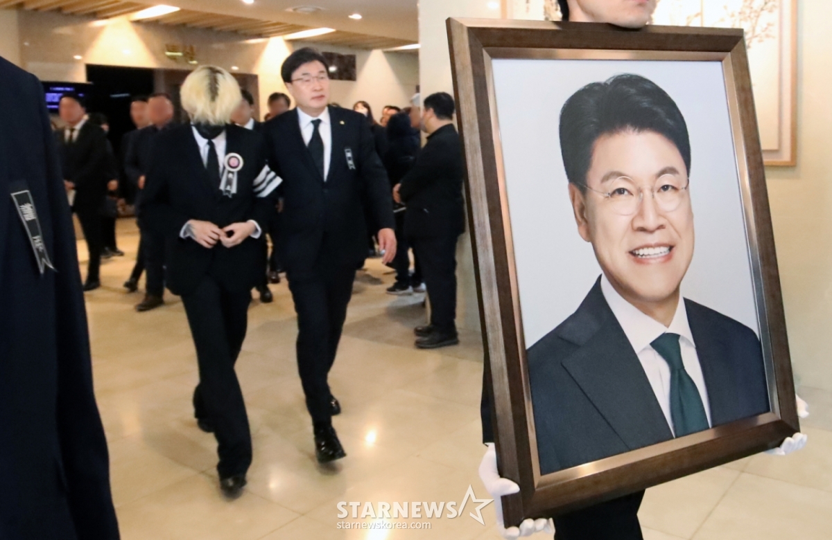 (부산=뉴스1) 윤일지 기자 = 4일 오전 부산 해운대백병원 장례식장에서 고(故) 장제원 전 국민의힘 의원의 발인이 엄수되고 있다. 2025.4.4/뉴스1 Copyright © 뉴스1. All rights reserved. 무단 전재 및 재배포, AI학습 이용 금지. /사진=(부산=뉴스1) 윤일지 기자
