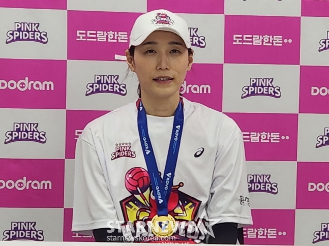 김연경이 챔프전 우승 후 인터뷰를 하고 있다. /사진=안호근 기자